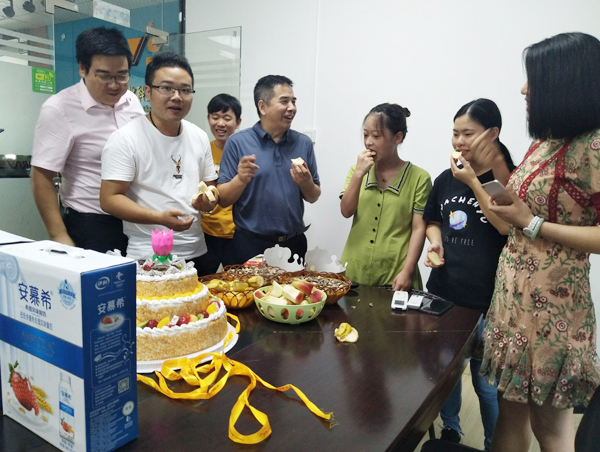 因為有你們-很幸運 海瑞思科技6月員工生日會 其樂融融